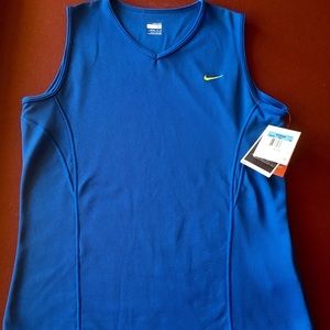 NWT! NIKE TENNIS SLEEVELESS TOP SIZE MEDIUM
